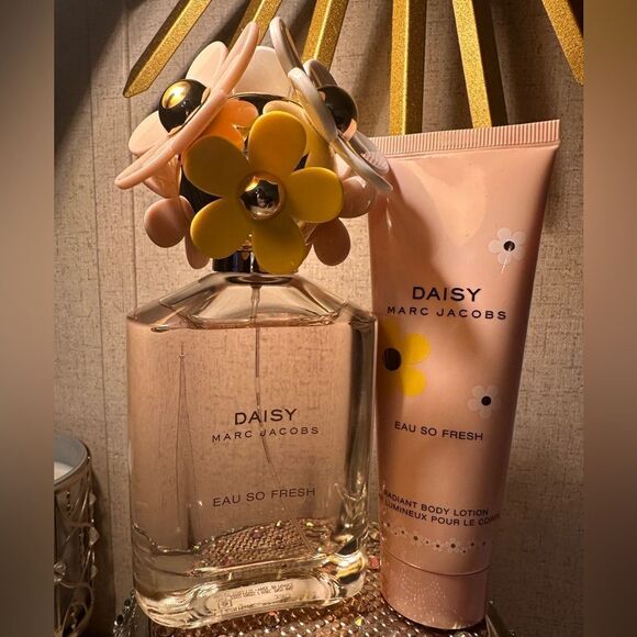 Marc Jacobs Daisy Eau So Fresh 4.2 oz Eau de Toilette & Body Lotion Set … - Picture 12 of 17